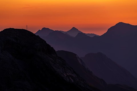 Staggered mountain ranges