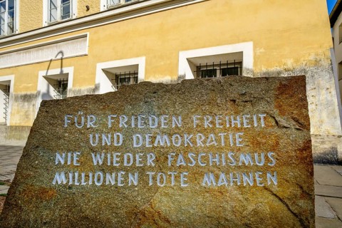 Reminder in front of the birthplace of Adolf Hitler
