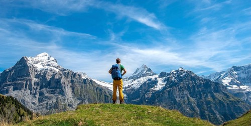 Hikers on the hiking trail to Bachalpsee