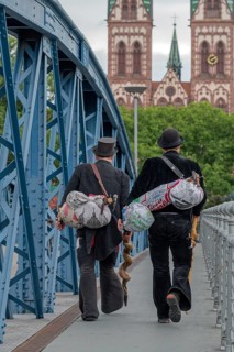 Two travelling craftsmen on the roll