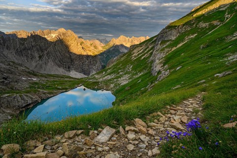 Mountain trail with Lake Guffelsee and Lechtal Alps in the morning light Gramais