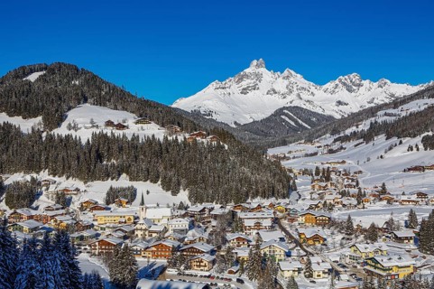 Filzmoos in winter with mountain peak Bischofsmuetze