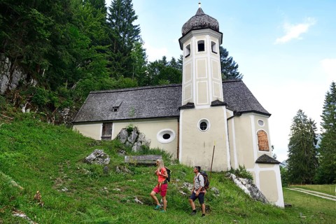 Hikers in front of the Oelberg Chapel
