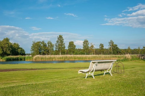 Bench on the banks of the Baaber Bek connecting canal
