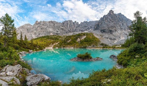 Turquoise-green Sorapis Lake