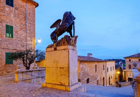 Monument Lleo de Sant Marc in the church square at dusk