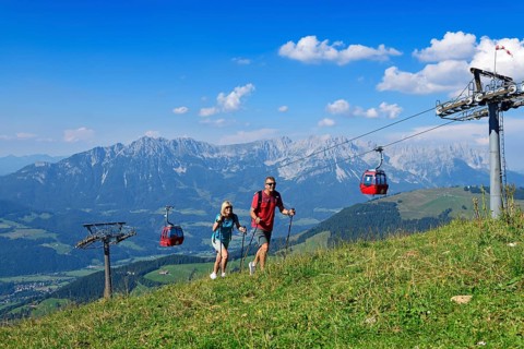 Hikers on the summit panorama trail of the Hohe Salve