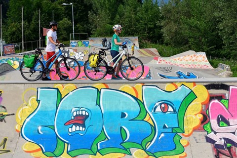 Cyclists at the Skaterpark am Innradweg