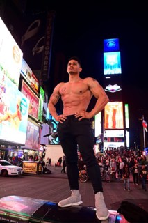 Bodybuilder gets photographed with tourists in Times Square