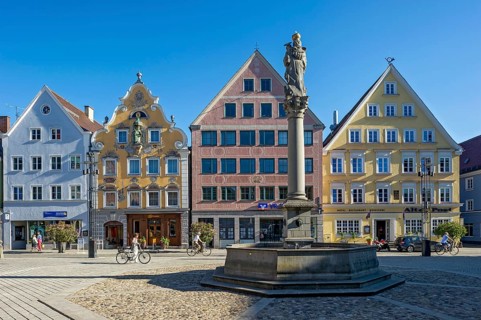 Town houses with baroque Jochamhaus and Hotel Gasthof Alte Post