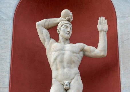 Statue of shot put thrower at Stadio dei Marmi