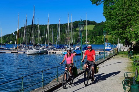 Couple with electric bikes at Lake Mattsee