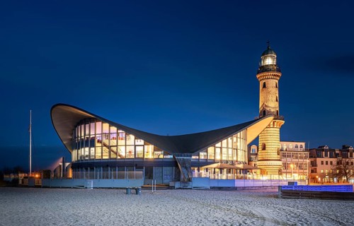 Lighthouse and restaurant Teepott at dusk