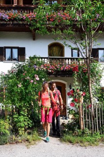 Hikers leave bed and breakfast in Sachrang
