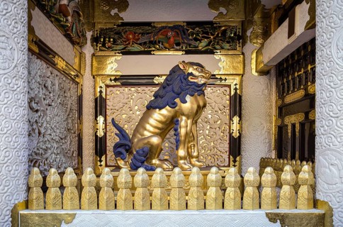 Statue of a guardian lion at Tosho-gu Shinto Shrine