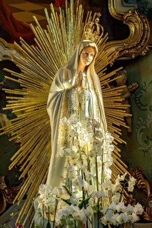 Madonna figure in the aureole