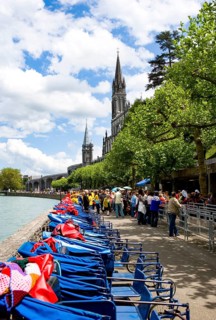 Pilgrims and wheelchairs in front of the baths