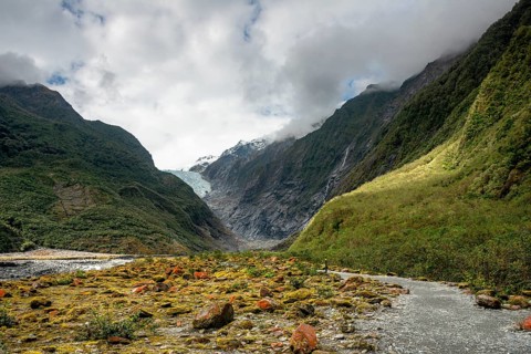 Hiking trail to the glacier