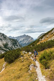 Hikers on hiking trail to the Birkkarspitze and Oedkarspitze