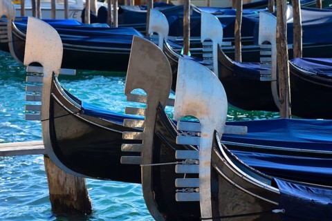 Metal tails on the gondolas