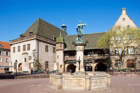 Schwendi fountain at Place de Ancienne Douane with Koifhus