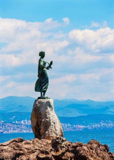 Statue of a girl with a seagull