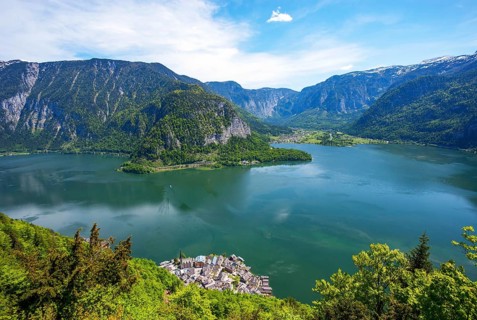 Hallstaettersee with view to Obertraun