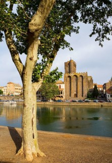 Saint Etienne Cathedral on the river Herault