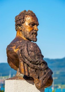 Gustav Klimt statue in Unterach