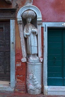 Marble statue of a merchant family from the 13/14 century