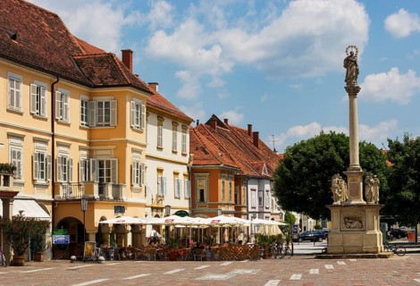Main square with Mariensaeule