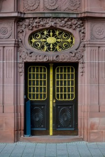 Entrance portal to the administrative court Karlsruhe