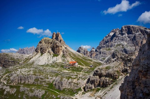 View of the Drei Zinnen Hut and Toblinger Knoten