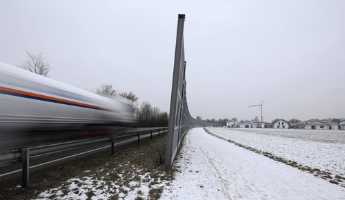 Noise barrier and road traffic