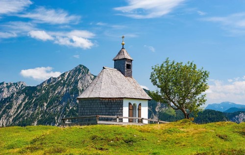 Postalm chapel with Rinnkogel