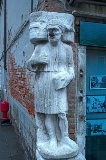 Marble statue of a merchant family from the 13/14 century