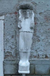 Marble statue of a merchant family from the 13/14 century