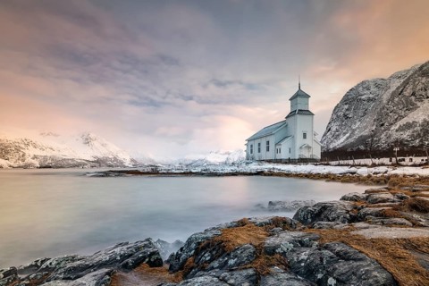 Church of Gimsoy in front of snowy mountains