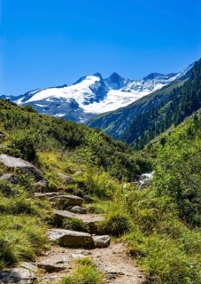 Hiking trail with view to the Reichenspitze
