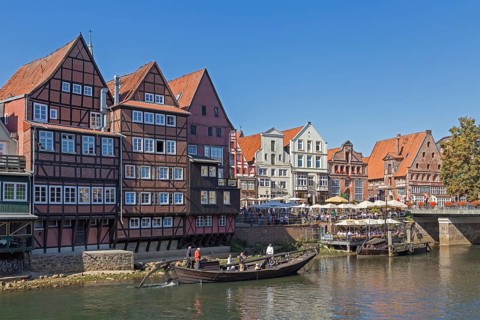 A historical salt ewer passes the Stintmarkt