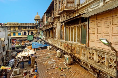 Apartments near Fatehpuri Masjid Mosque and Chandni Chowk bazaar