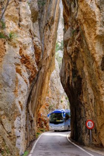 Coach in the rock gate sa Bretxa