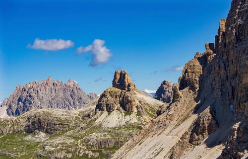 View of the Drei Zinnen Hut and Toblinger Knoten