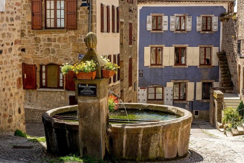 Melon fountain of Pradelles labelled les plus beaux villages de France on Stevenson trail