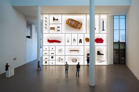 Light wall with design objects