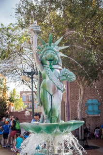 Fountain with Miss Piggy as Statue of Liberty at Disney's Hollywood Studios