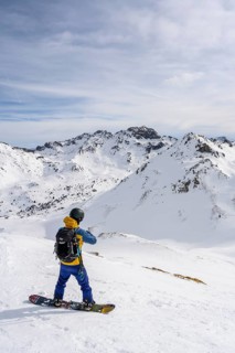 Ski tourers with splitboard on the downhill run