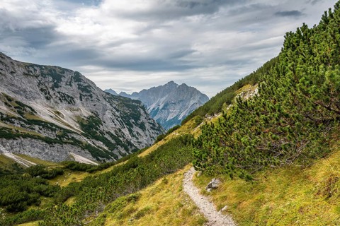 Hiking trail with views of Vogelkarspitze and Hintere Schlichtenkarspitze