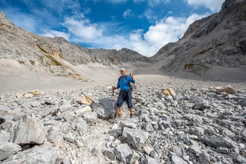 Hikers descending through the Schlauchkar from the Birkkarspitze