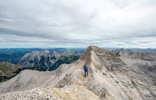 Mountaineer on the ridge of the Oedkarspitzen